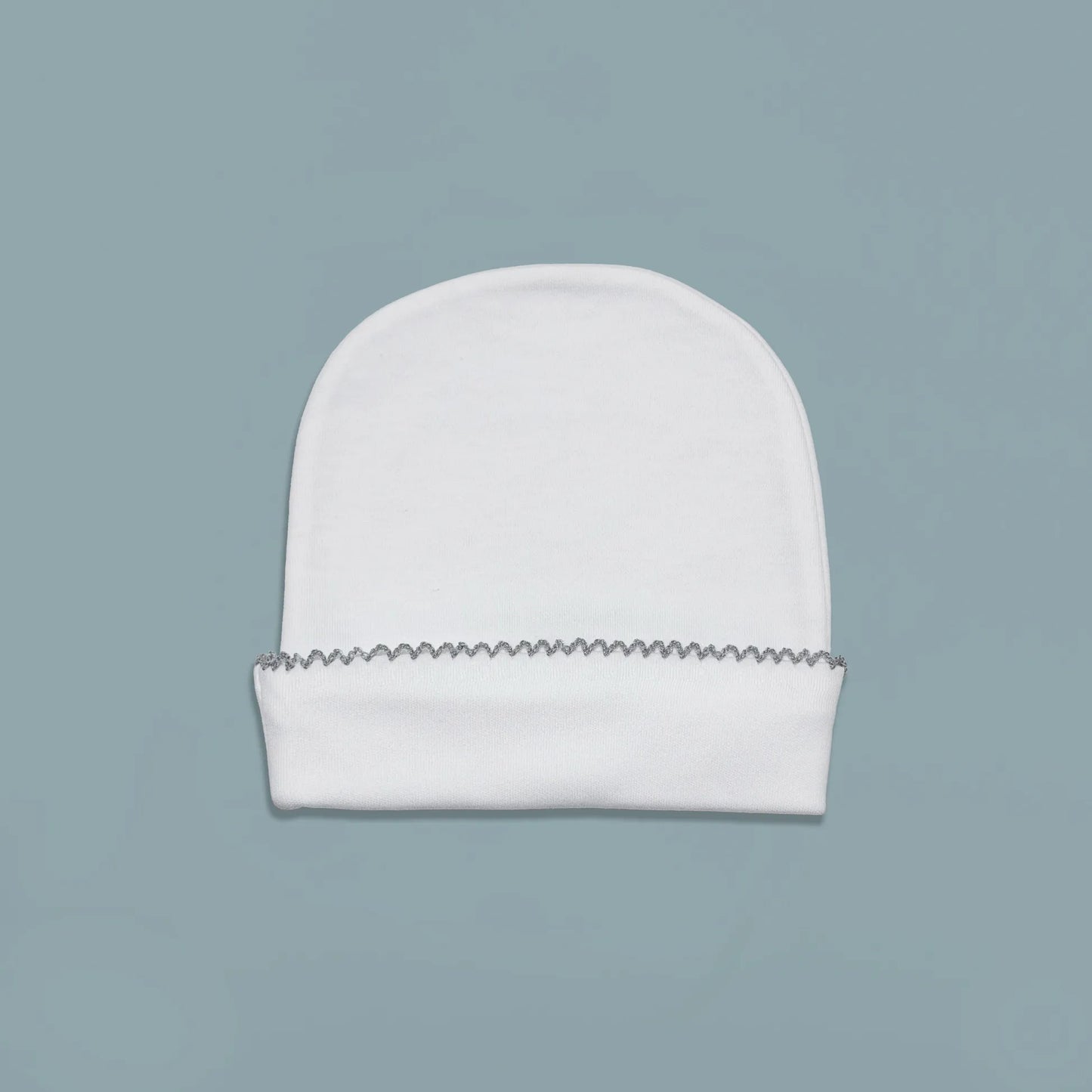 Gorro branco com picueta colorida na dobra cinza
