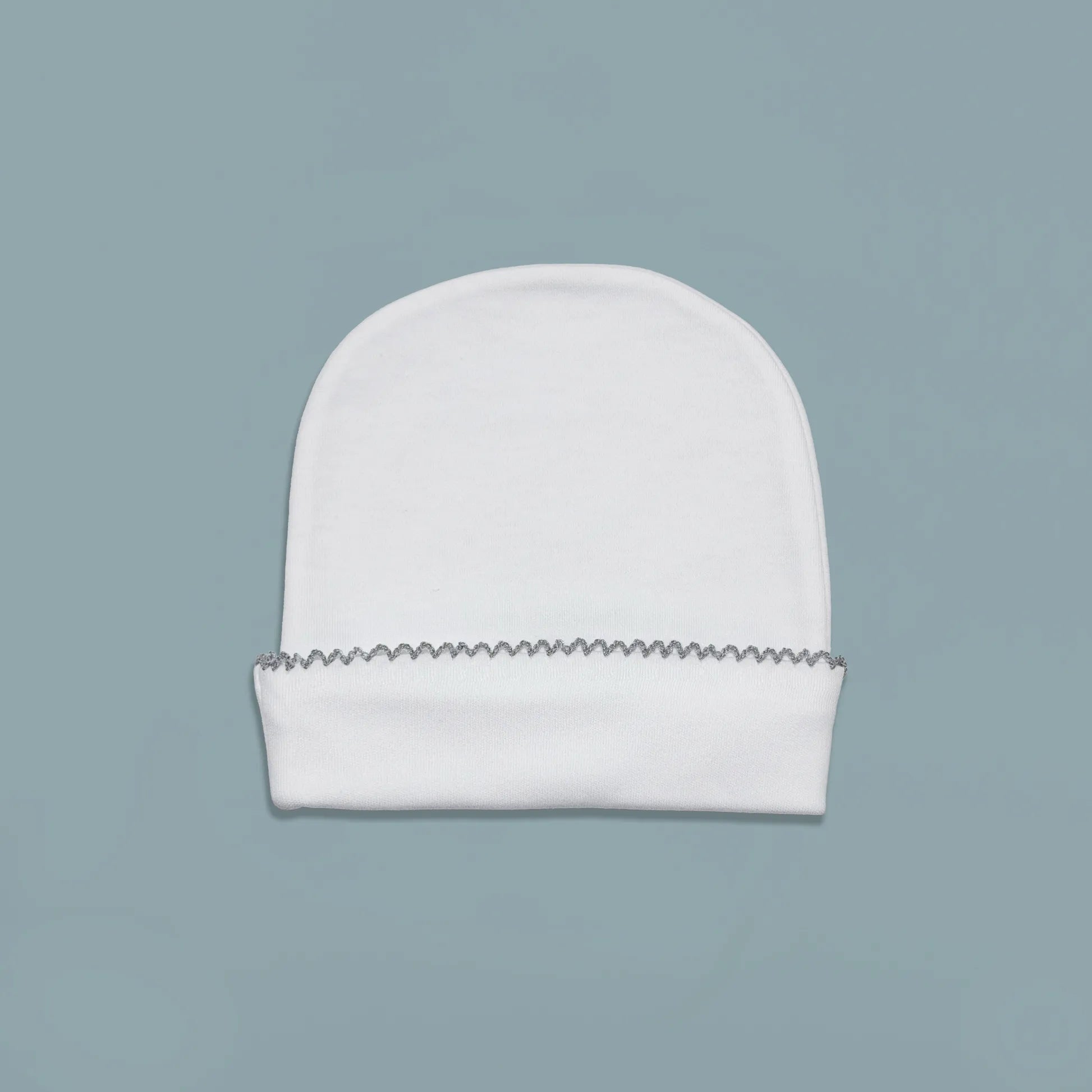 Gorro branco com picueta colorida na dobra cinza