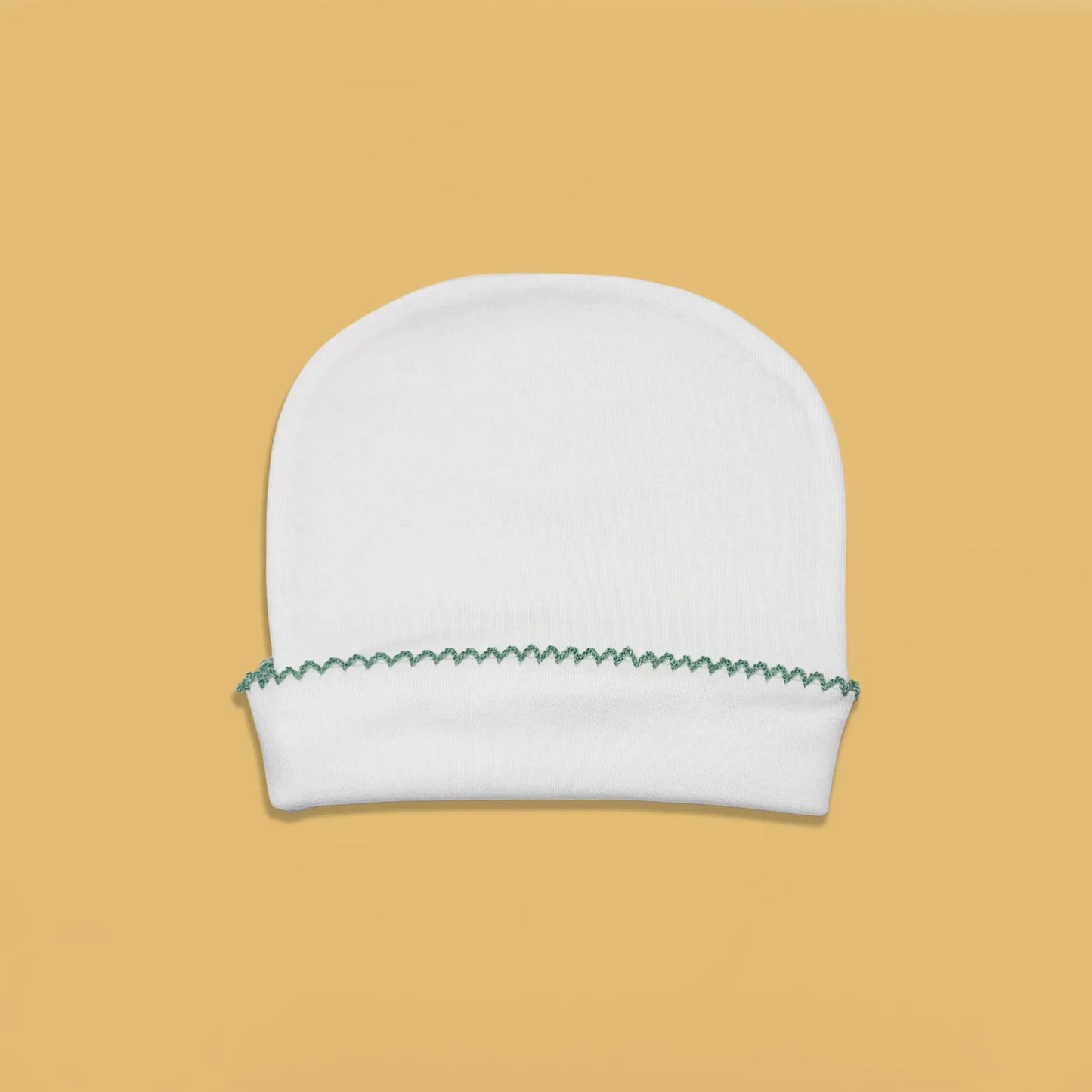 Gorro branco com picueta colorida na dobra verde