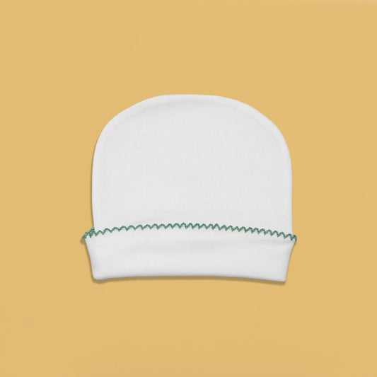 Gorro branco com picueta colorida na dobra verde