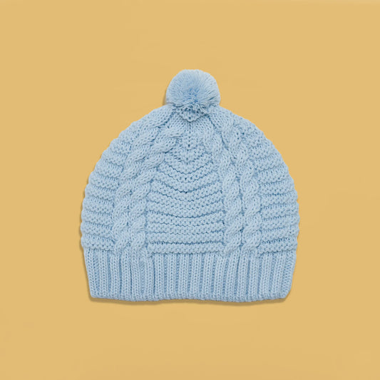 Gorro de malha tricotada com pompom azul