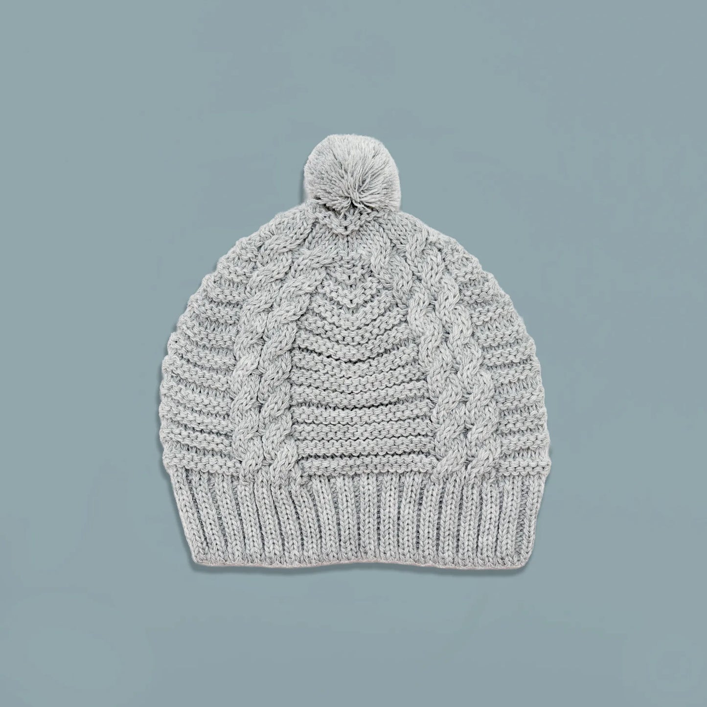 Gorro de malha tricotada com pompom cinza