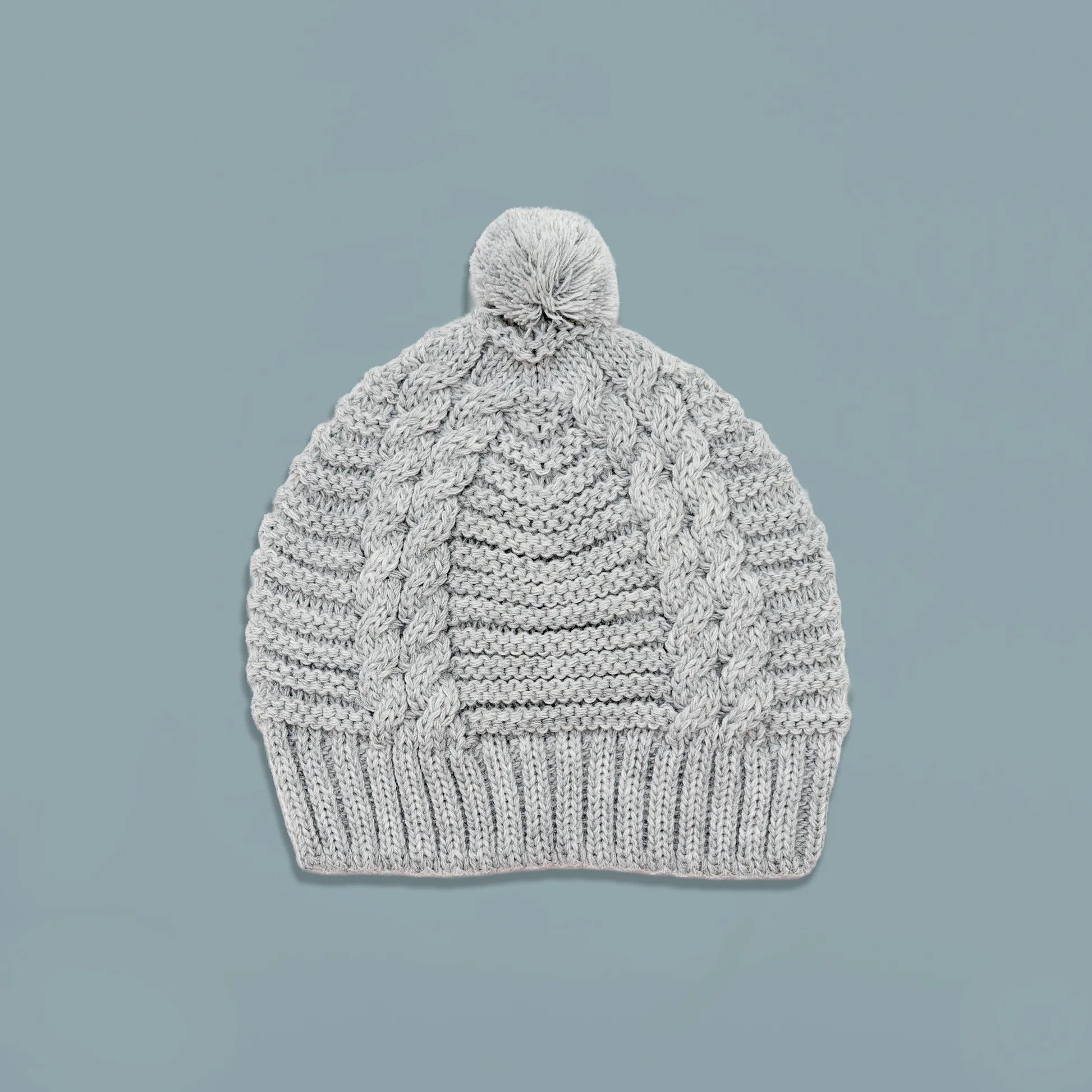 Gorro de malha tricotada com pompom cinza