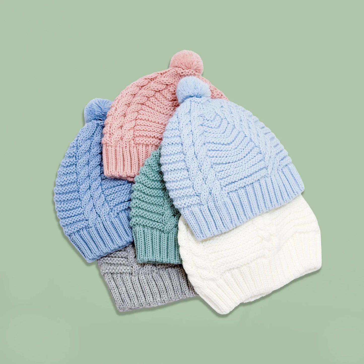Gorros de malha tricotada com pompom nas cores cinza, cobalto, azul, pérola, rosa e verde