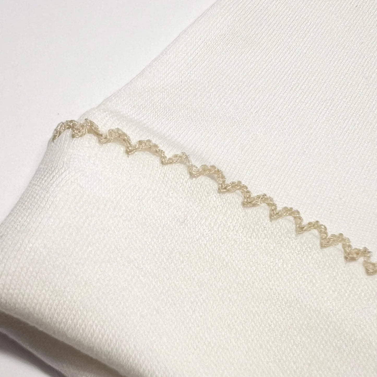 Pormenor de gorro com picueta na dobra pérola