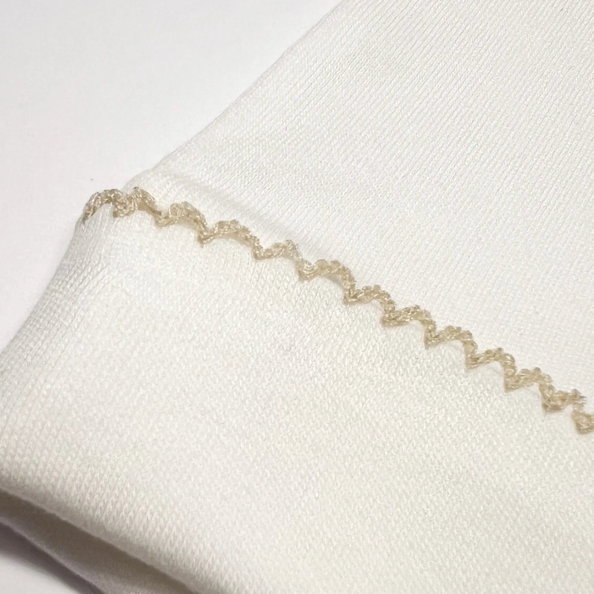 Pormenor de gorro com picueta na dobra pérola