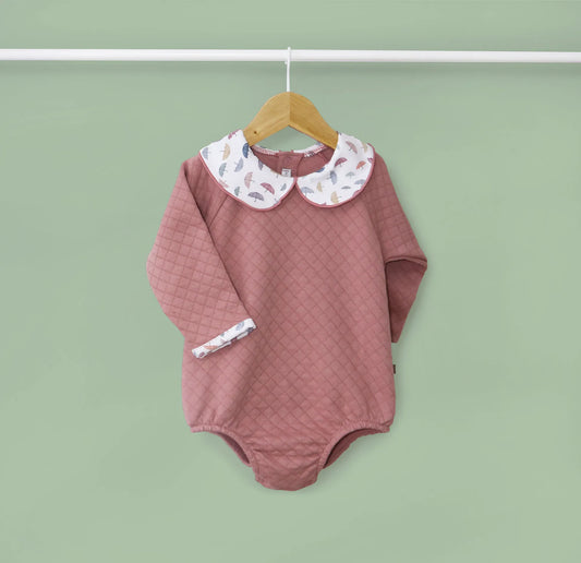 Macacão de menina com gola redonda em contraste rosa
