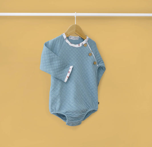 Macacão de menino com botões decorativos azul