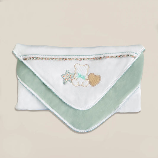 Manta de algodão com motivo ursinho entre estrela e coração verde