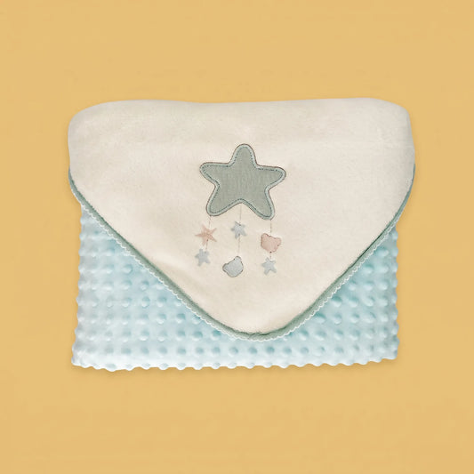 Manta com detalhes em relevo com motivo estrelinhas verde