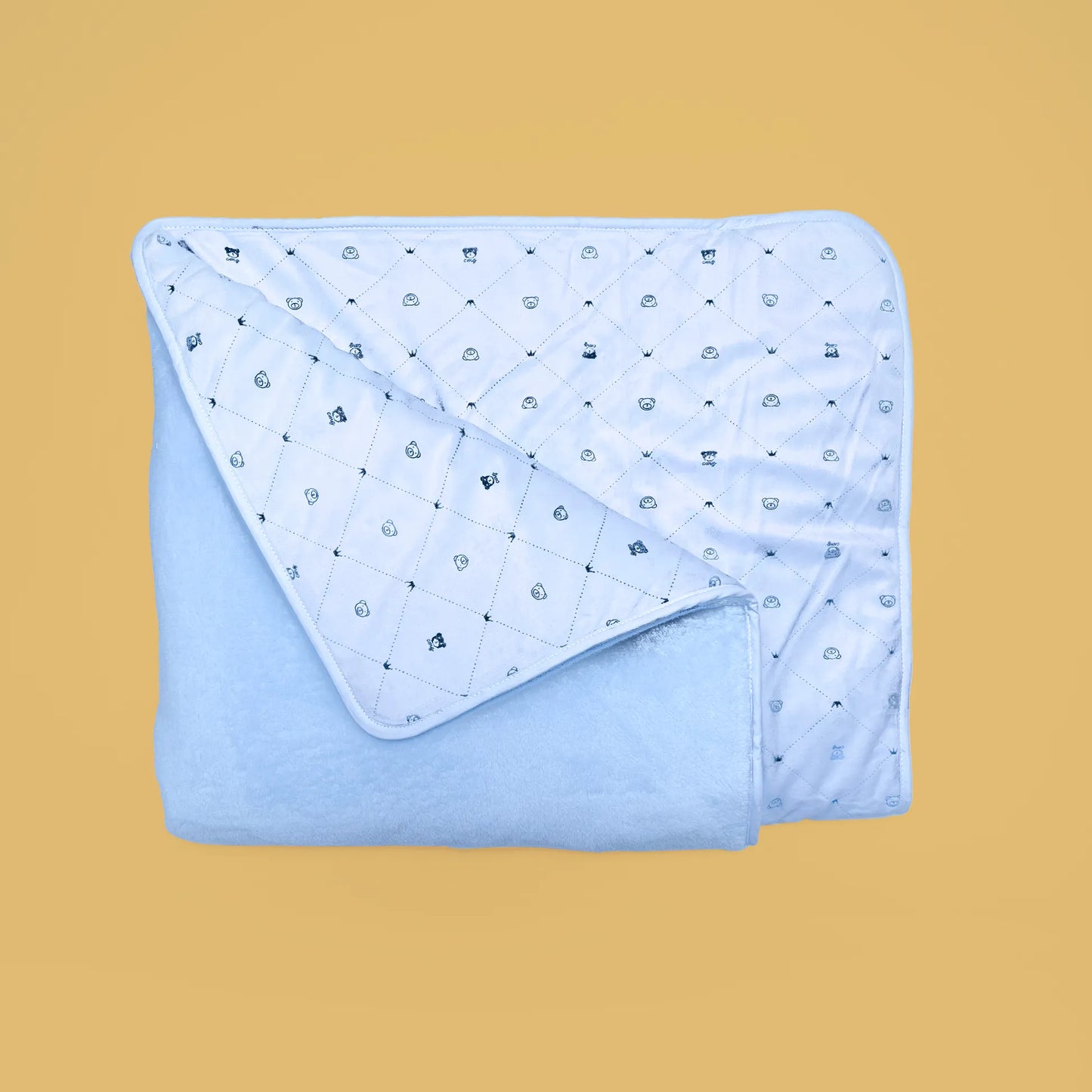 Manta dupla face com estampado de ursinhos e losangos de um lado azul