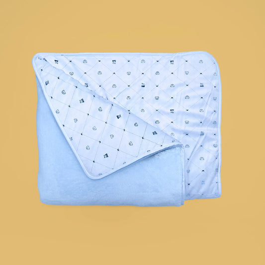 Manta dupla face com estampado de ursinhos e losangos de um lado azul
