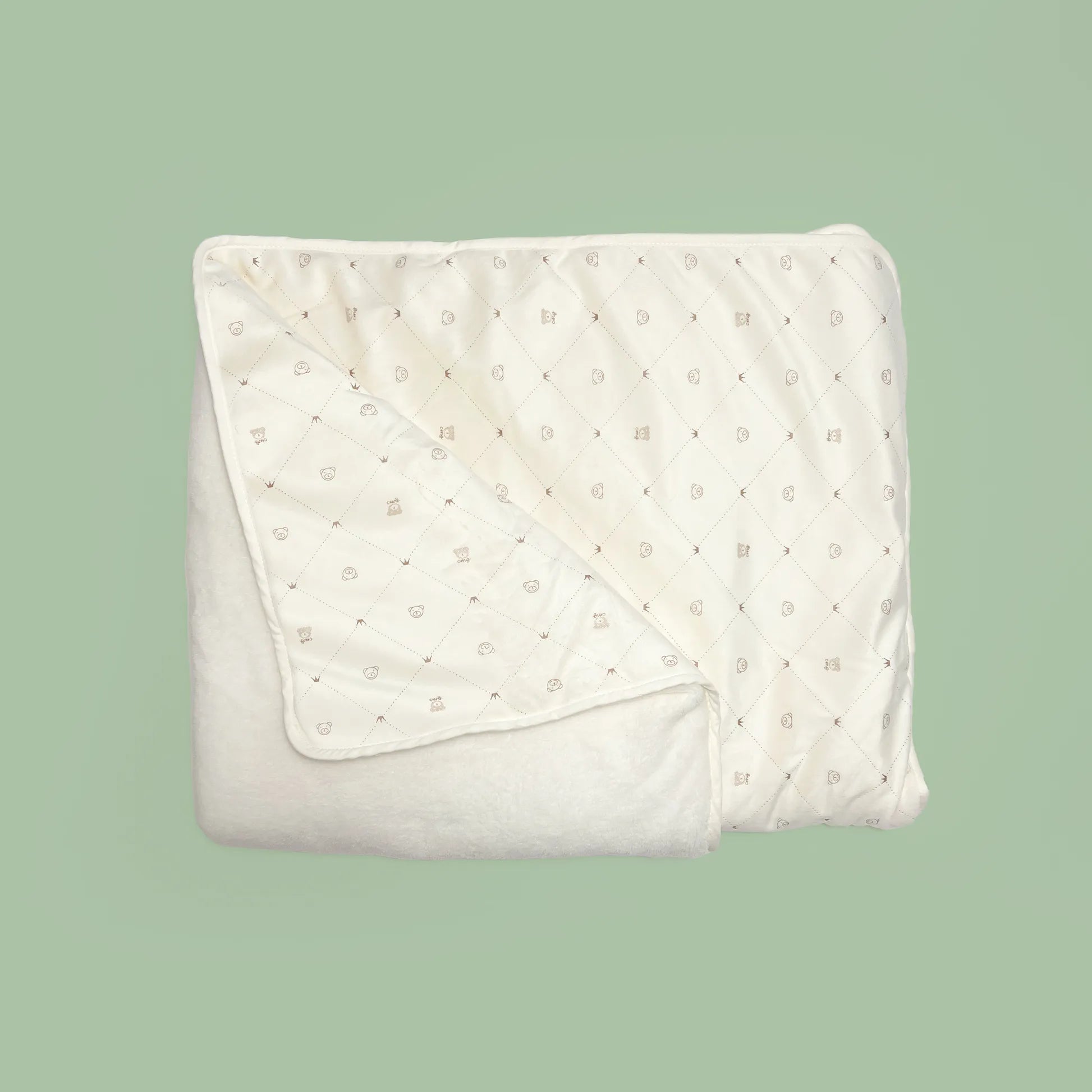 Manta dupla face com estampado de ursinhos e losangos de um lado pérola