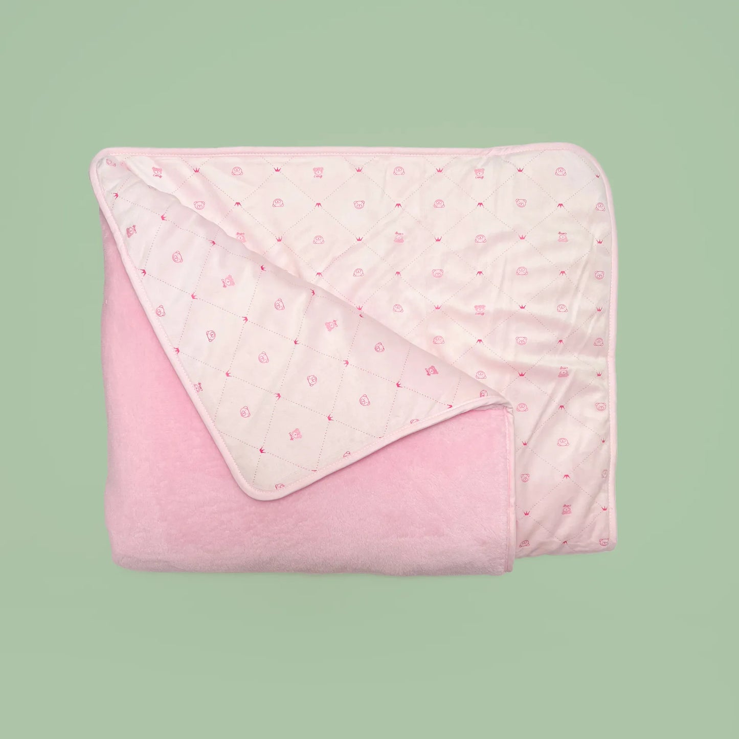 Manta dupla face com estampado de ursinhos e losangos de um lado rosa