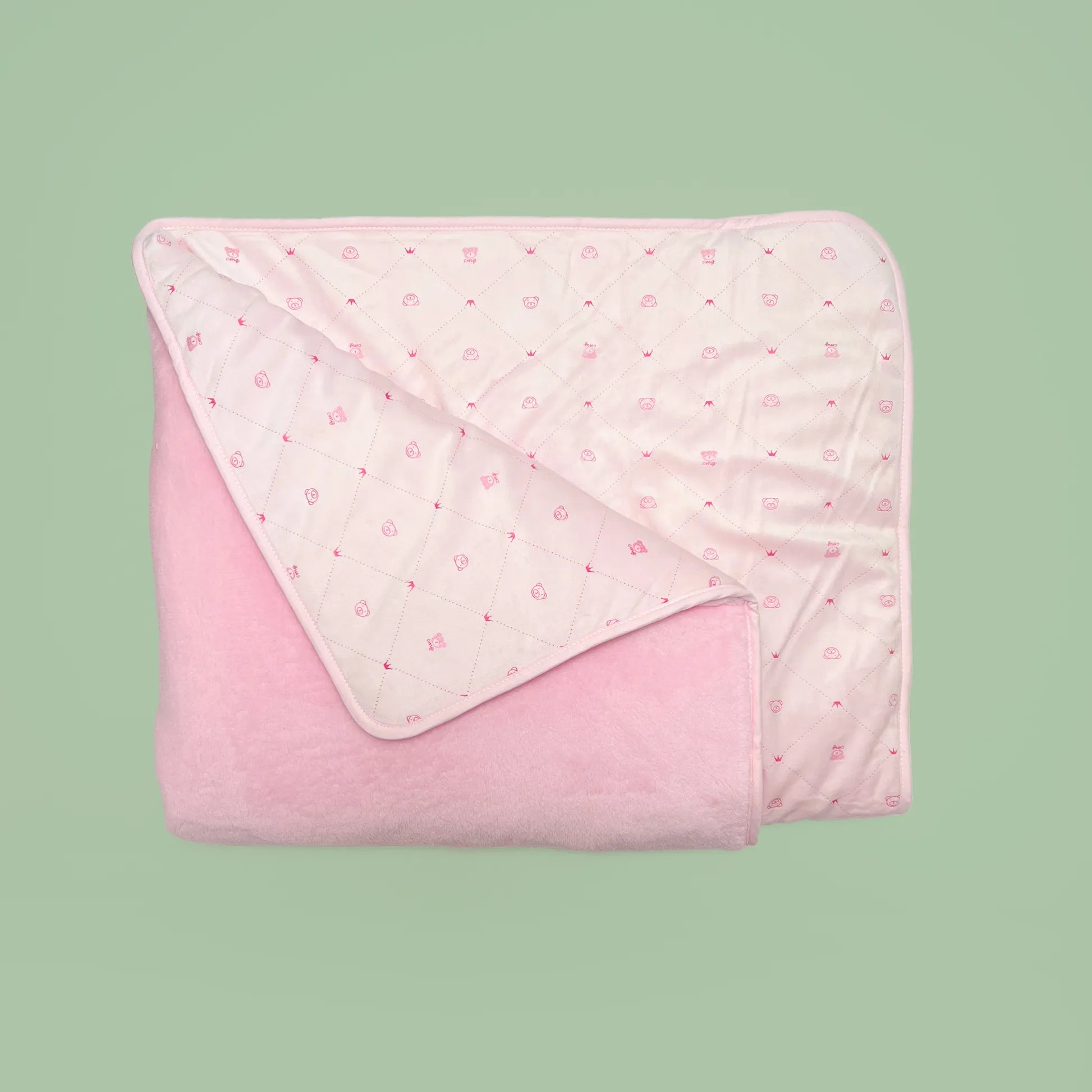 Manta dupla face com estampado de ursinhos e losangos de um lado rosa
