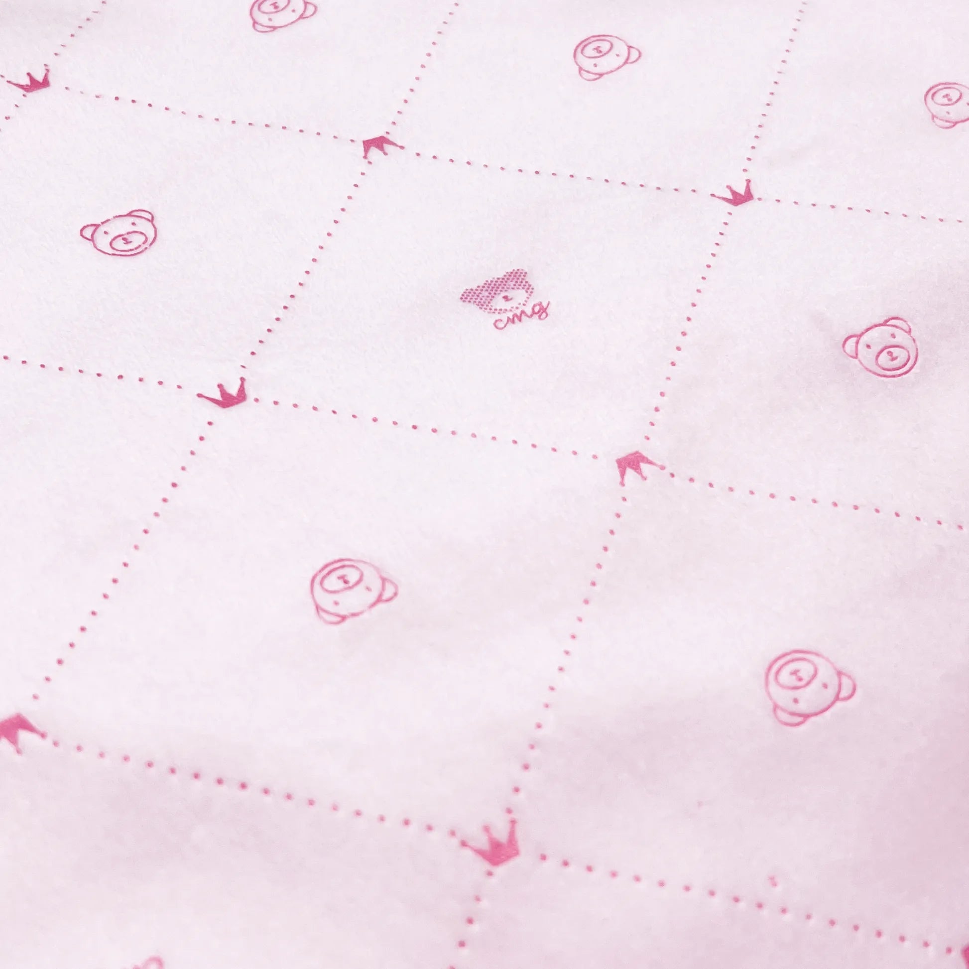 Pormenor de manta dupla face com estampado de ursinhos e losangos de um lado rosa