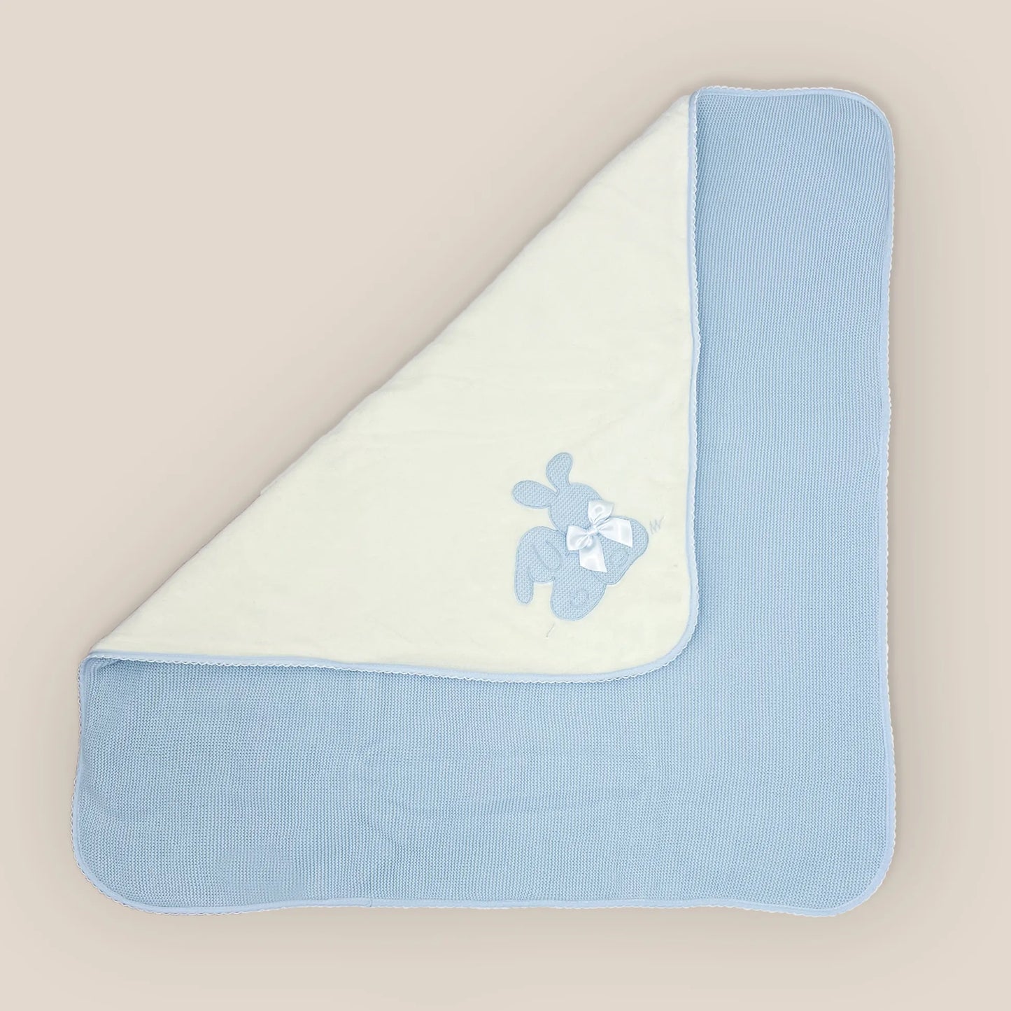 Manta com motivo coelhos tricot com laço azul