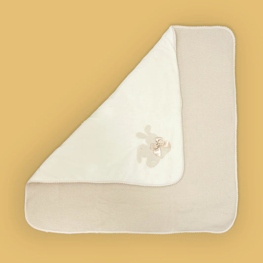 Manta com motivo coelhos tricot com laço bege