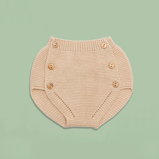 Tapa-fraldas de malha com botões de madeira bege