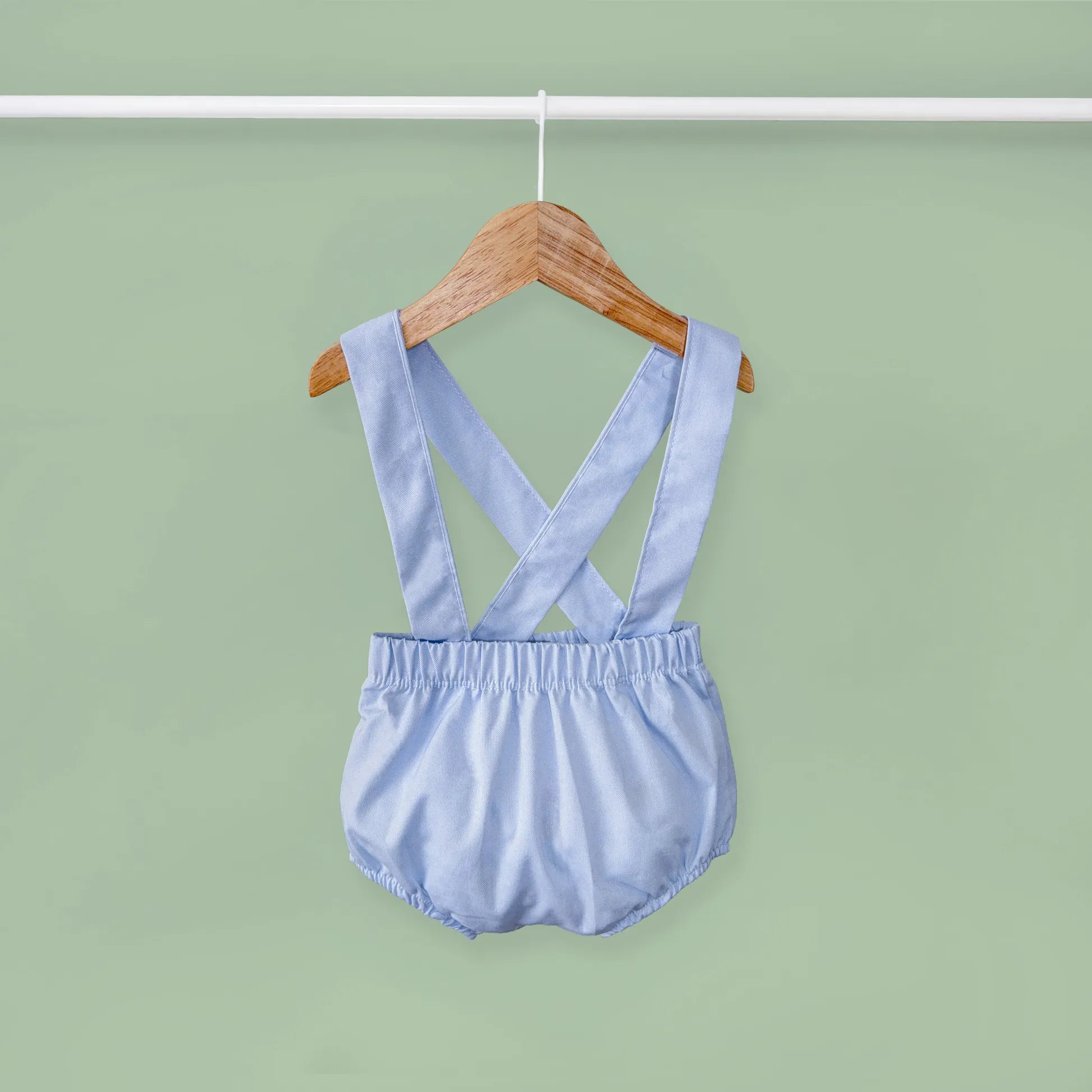 Tapa-fraldas em tecido liso com alças azul