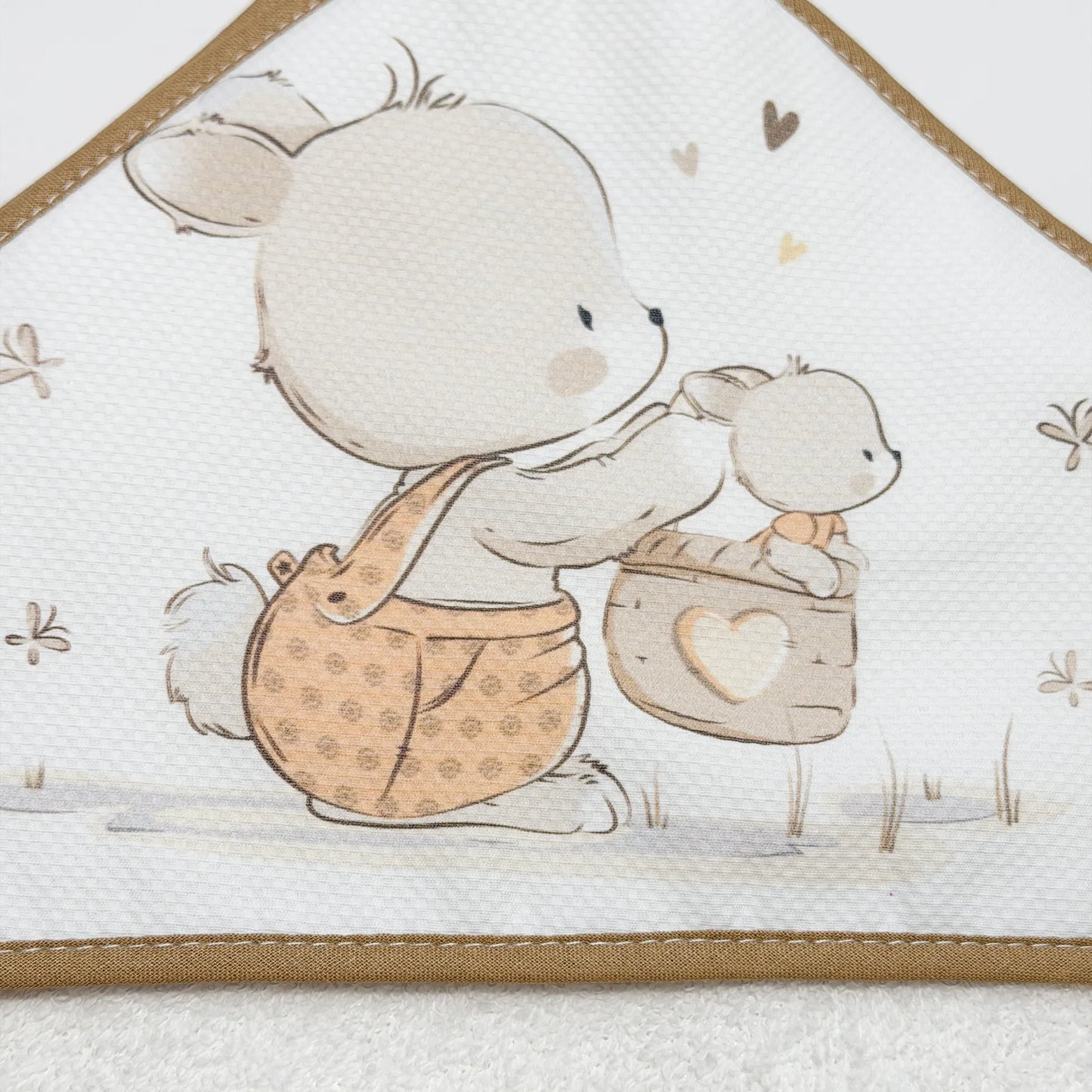 Pormenor de toalha com motivo coelhinho na cesta bege