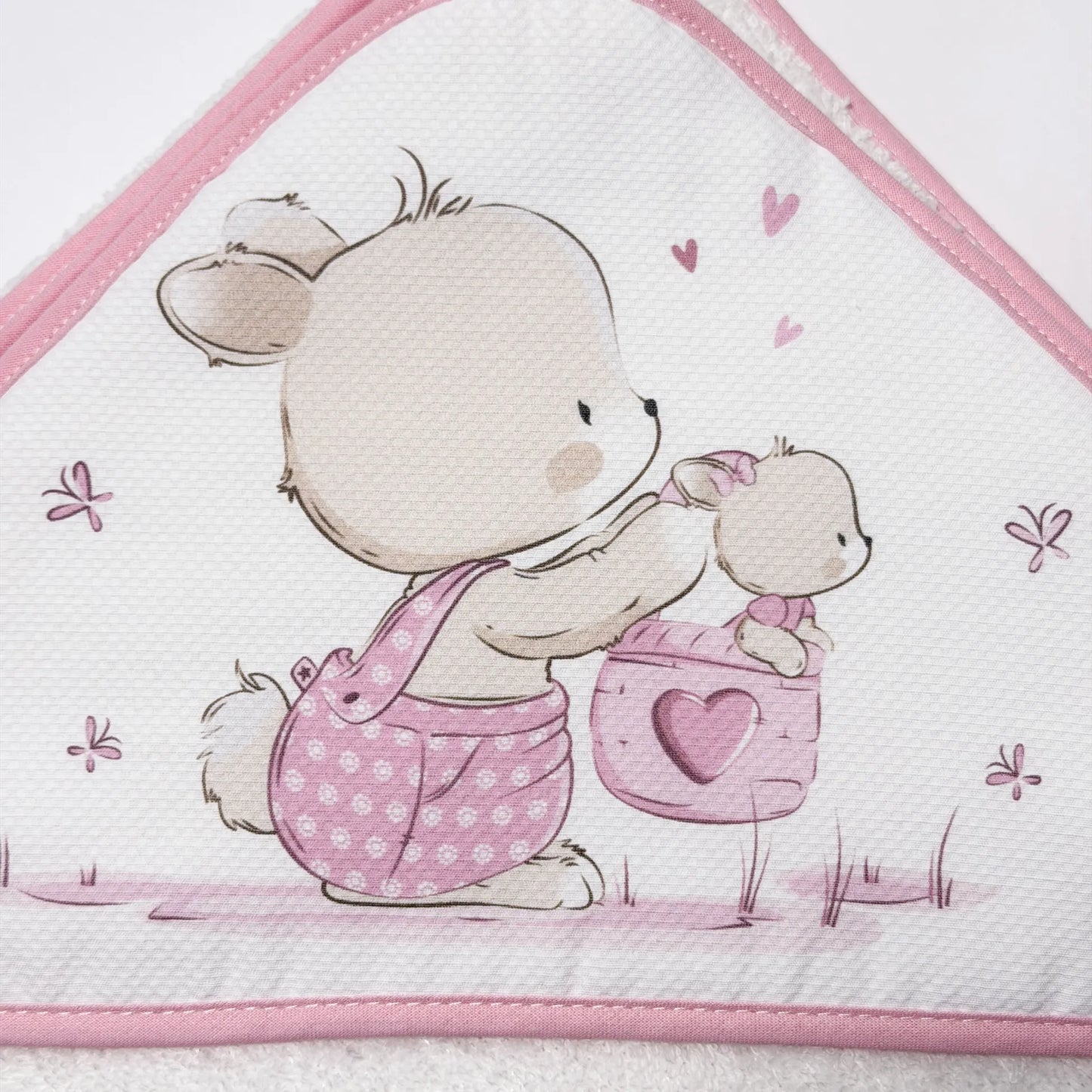 Pormenor de toalha com motivo coelhinho na cesta rosa