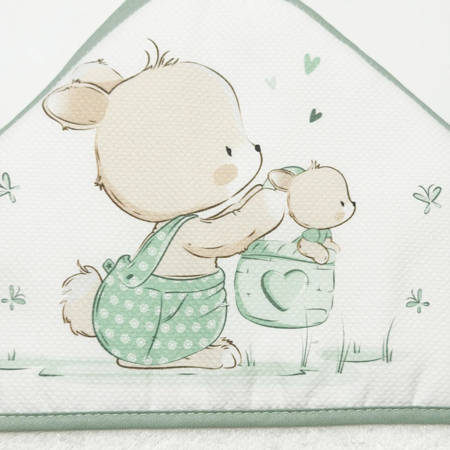 Pormenor de toalha com motivo coelhinho na cesta verde