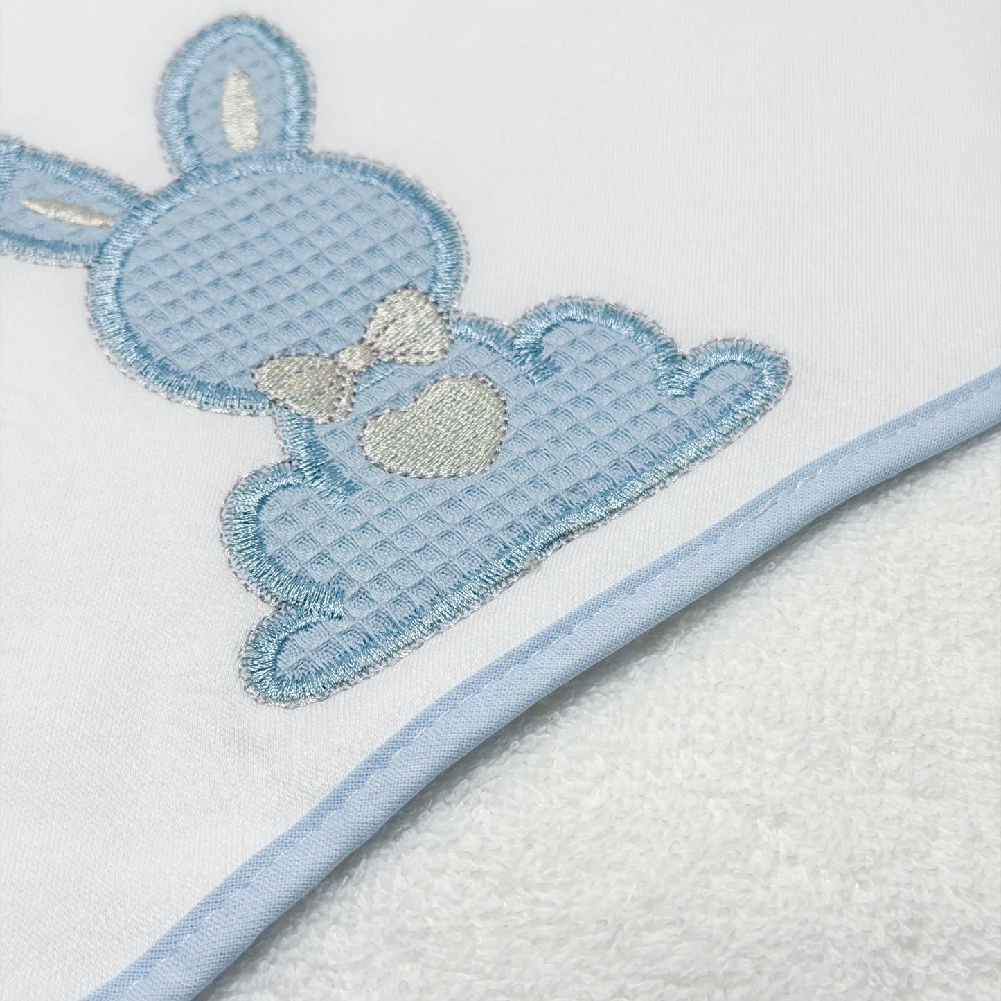 Pormenor de toalha com motivo coelho waffle azul