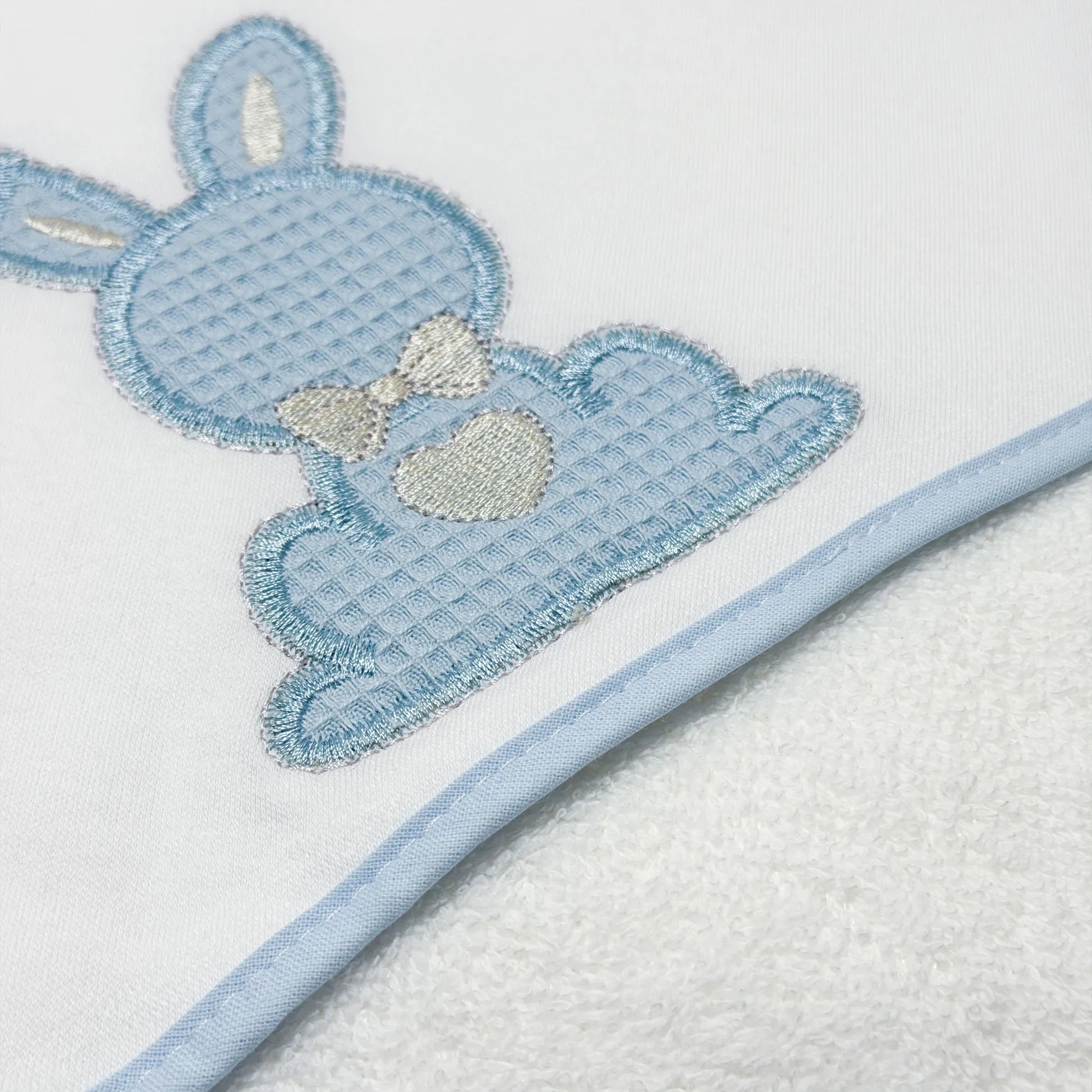 Pormenor de toalha com motivo coelho waffle azul