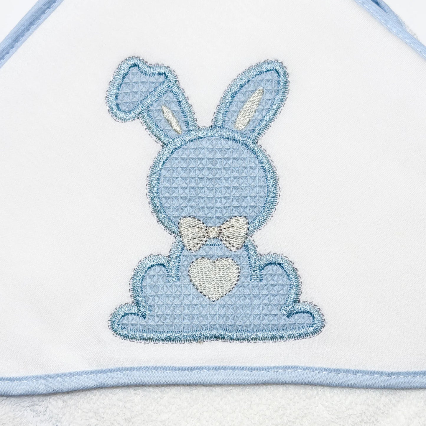 Pormenor de toalha com motivo coelho waffle azul