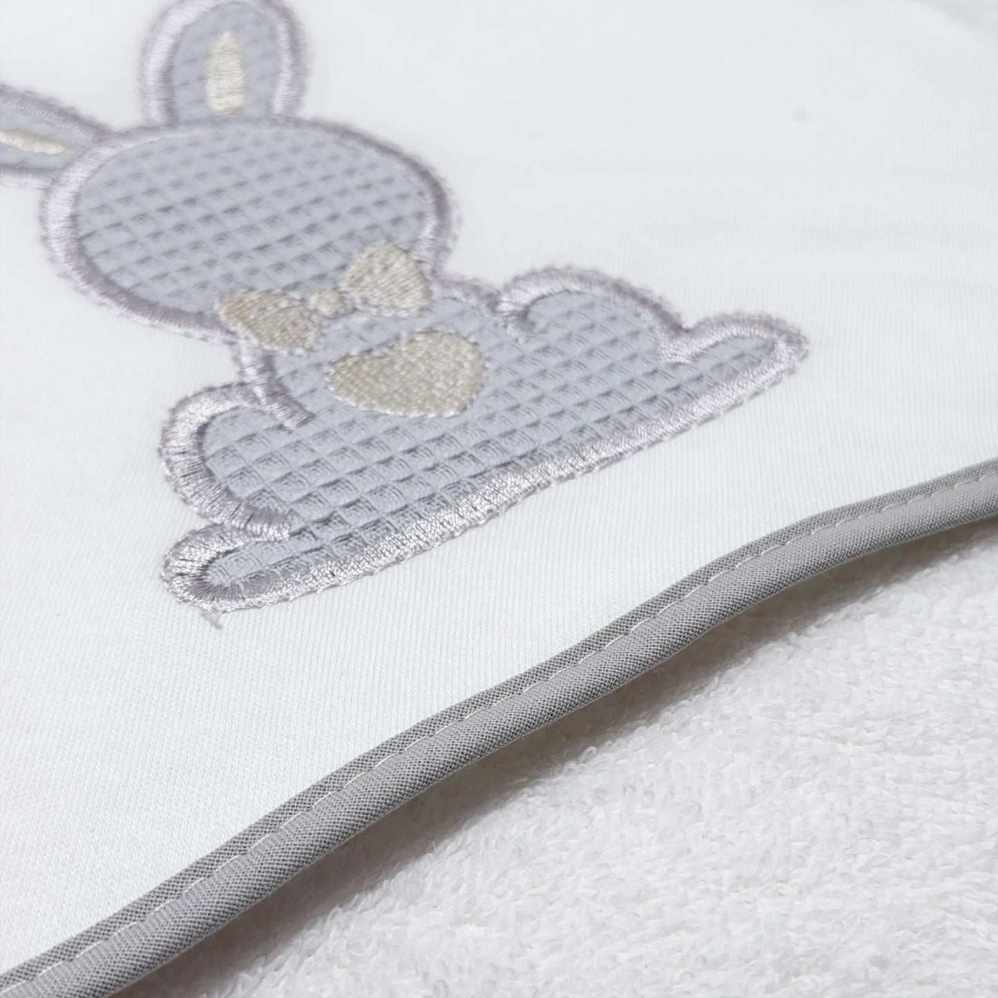 Pormenor de toalha com motivo coelho waffle cinza