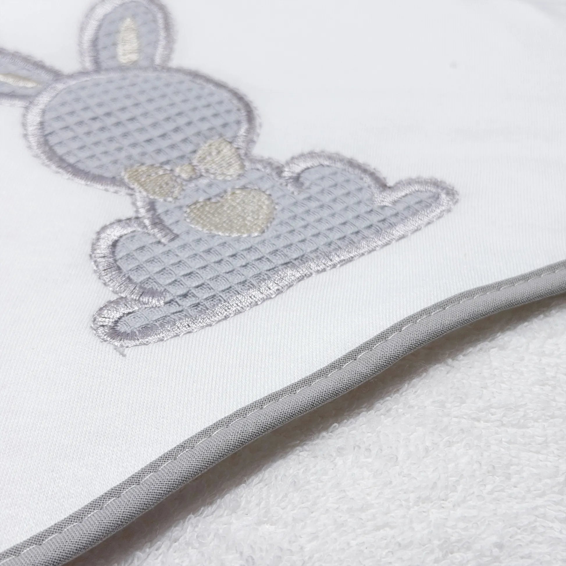 Pormenor de toalha com motivo coelho waffle cinza