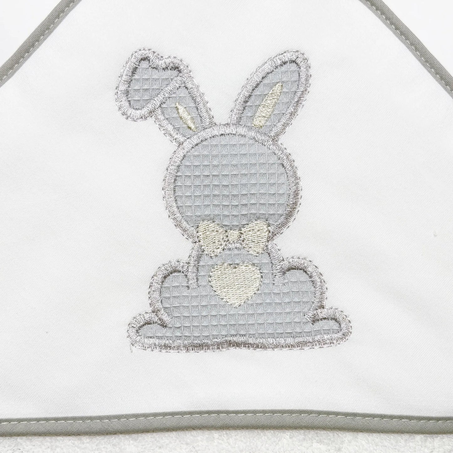 Pormenor de toalha com motivo coelho waffle cinza