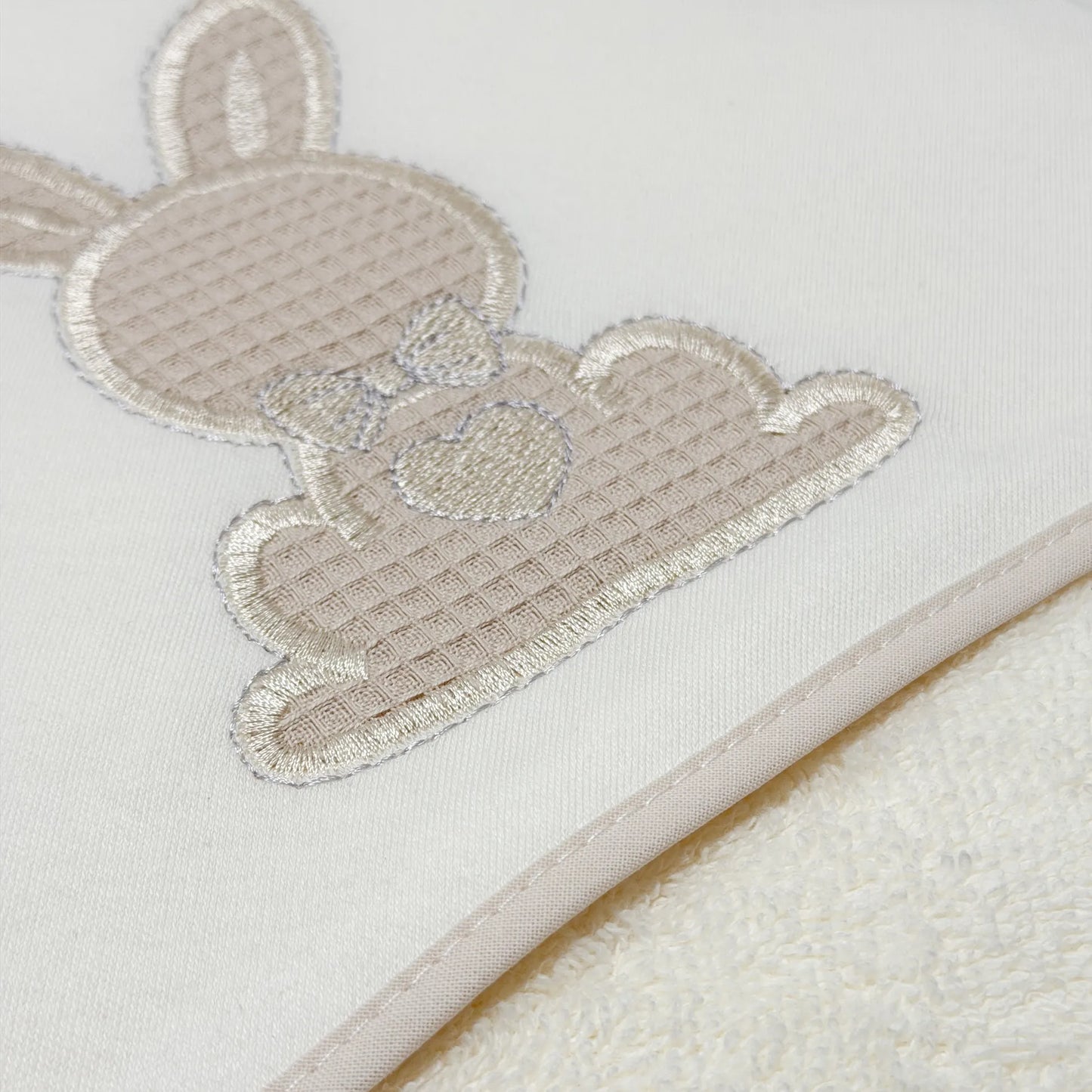 Pormenor de toalha com motivo coelho waffle pérola