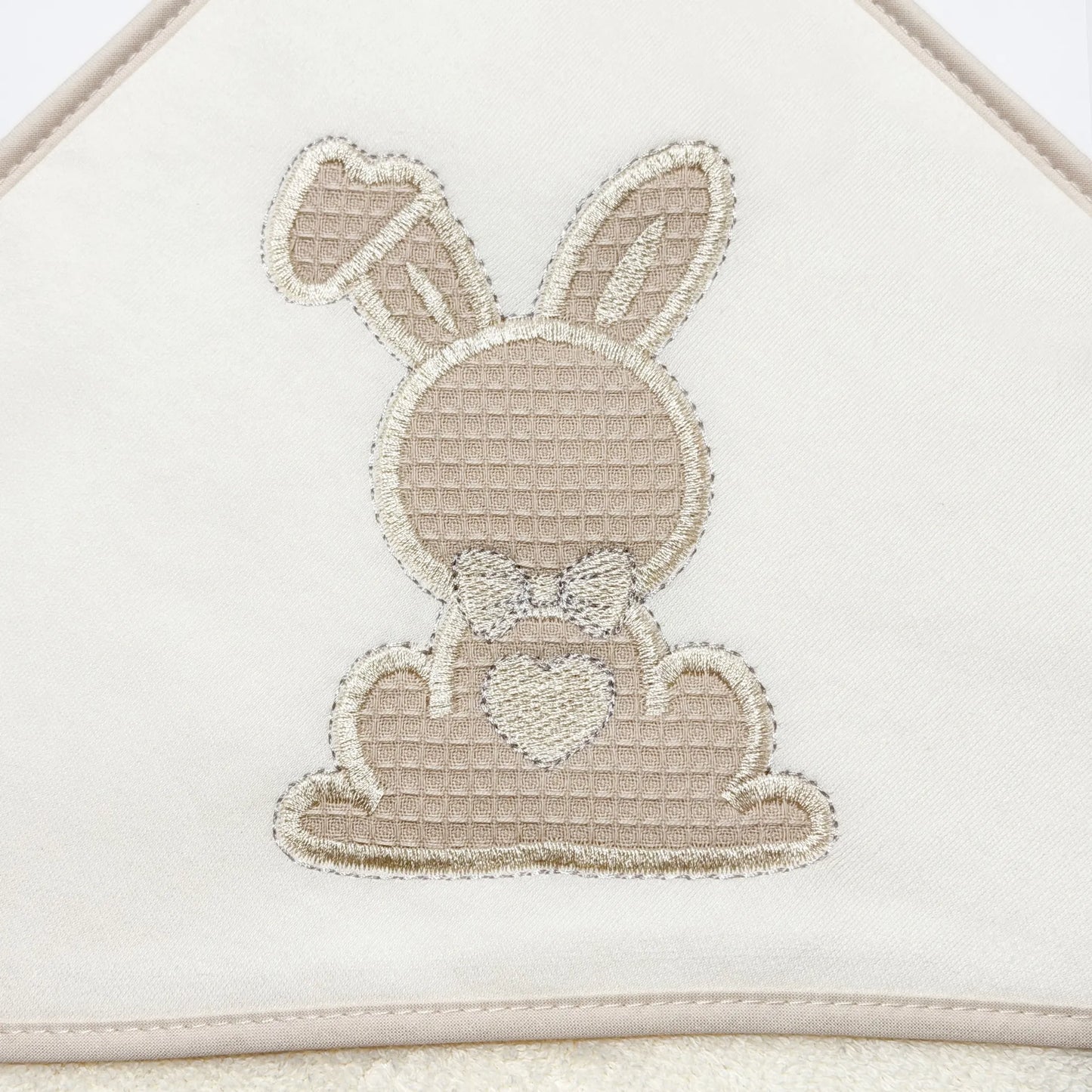 Pormenor de toalha com motivo coelho waffle pérola