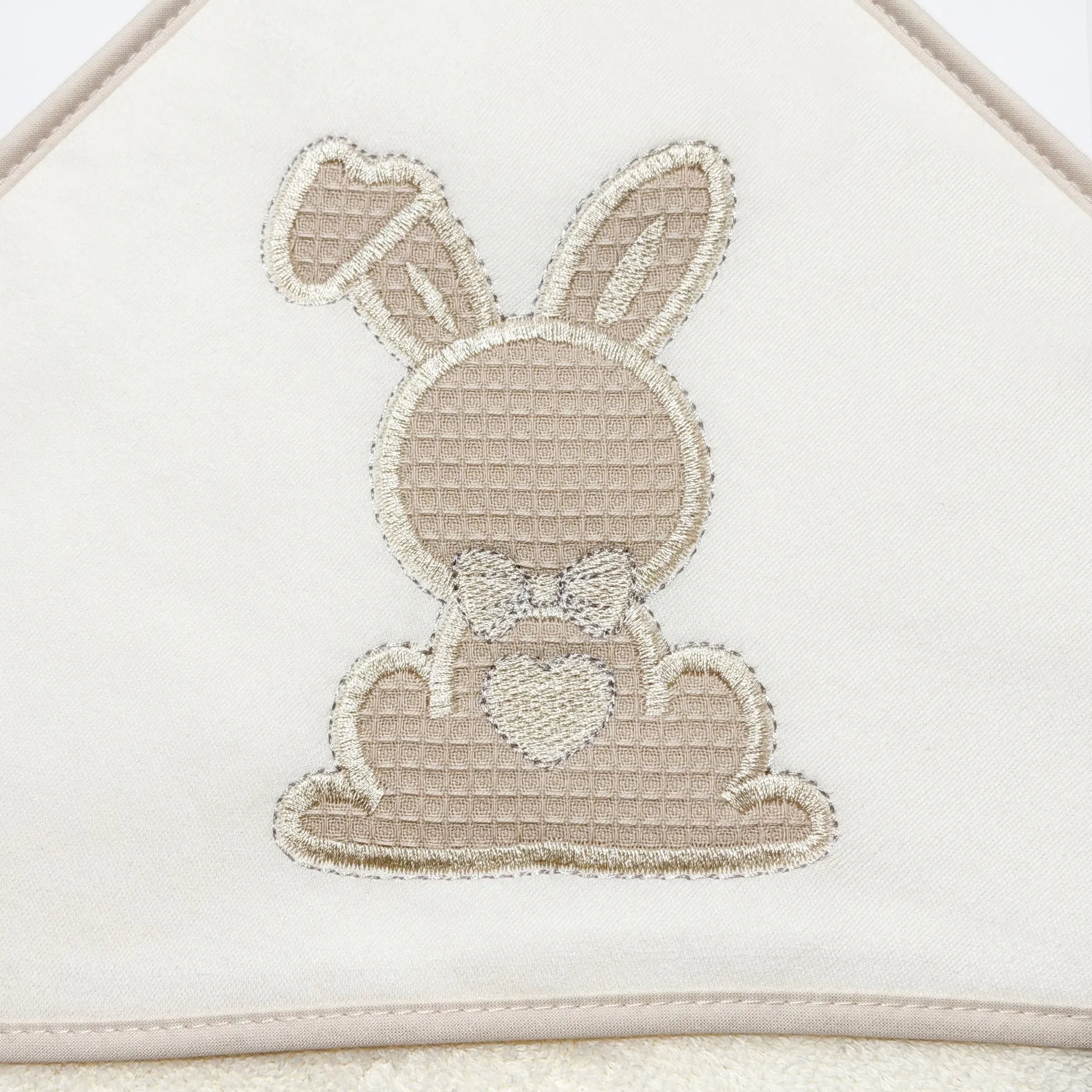 Pormenor de toalha com motivo coelho waffle pérola