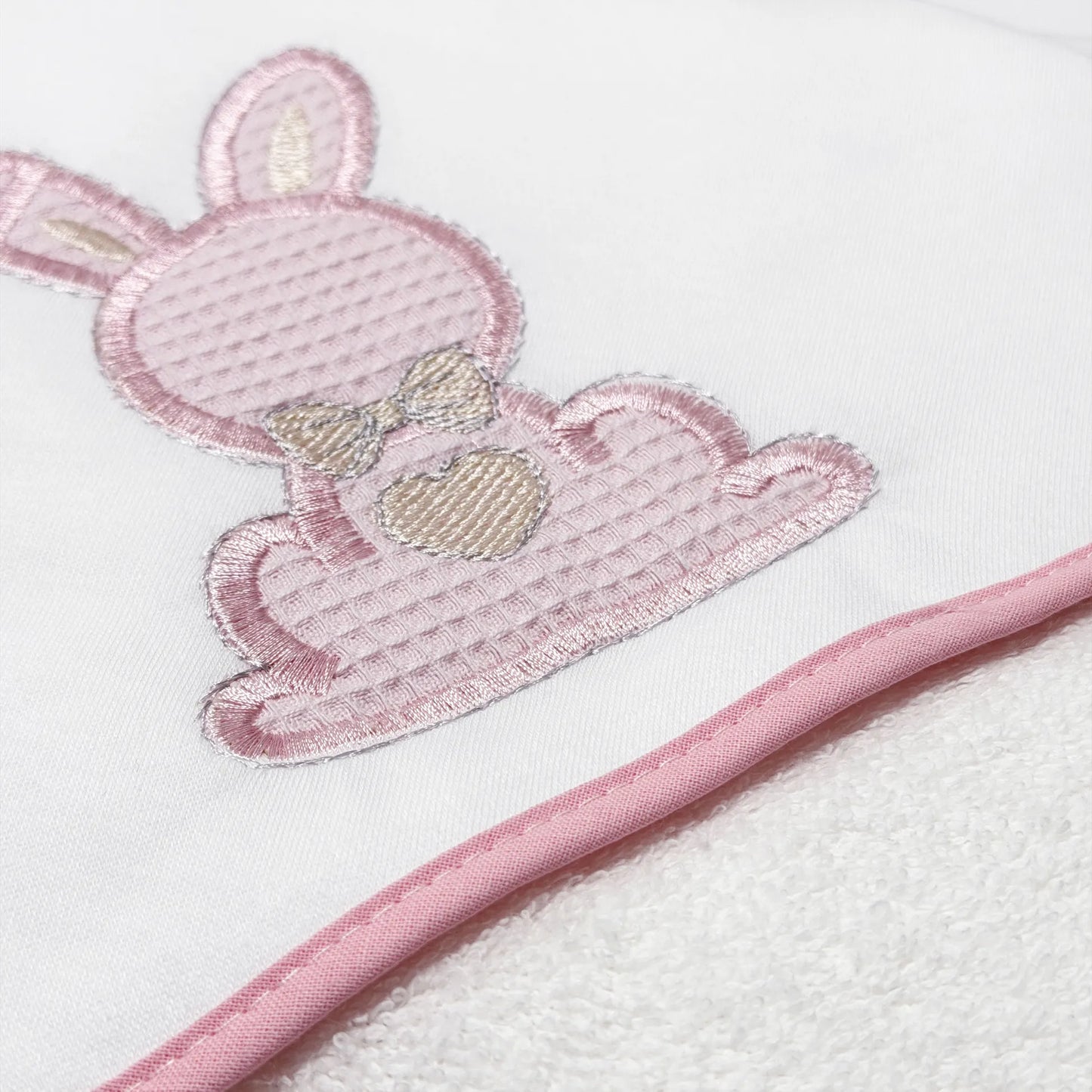 Pormenor de toalha com motivo coelho waffle rosa