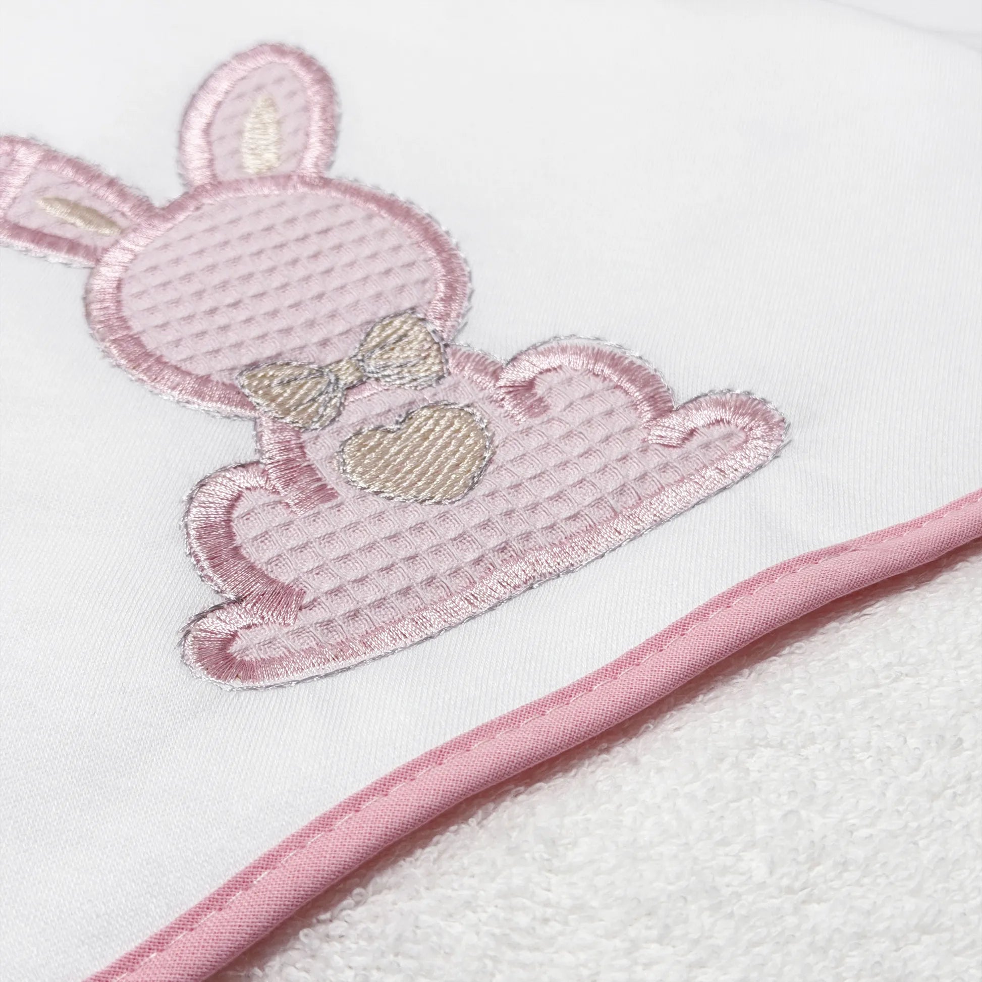 Pormenor de toalha com motivo coelho waffle rosa