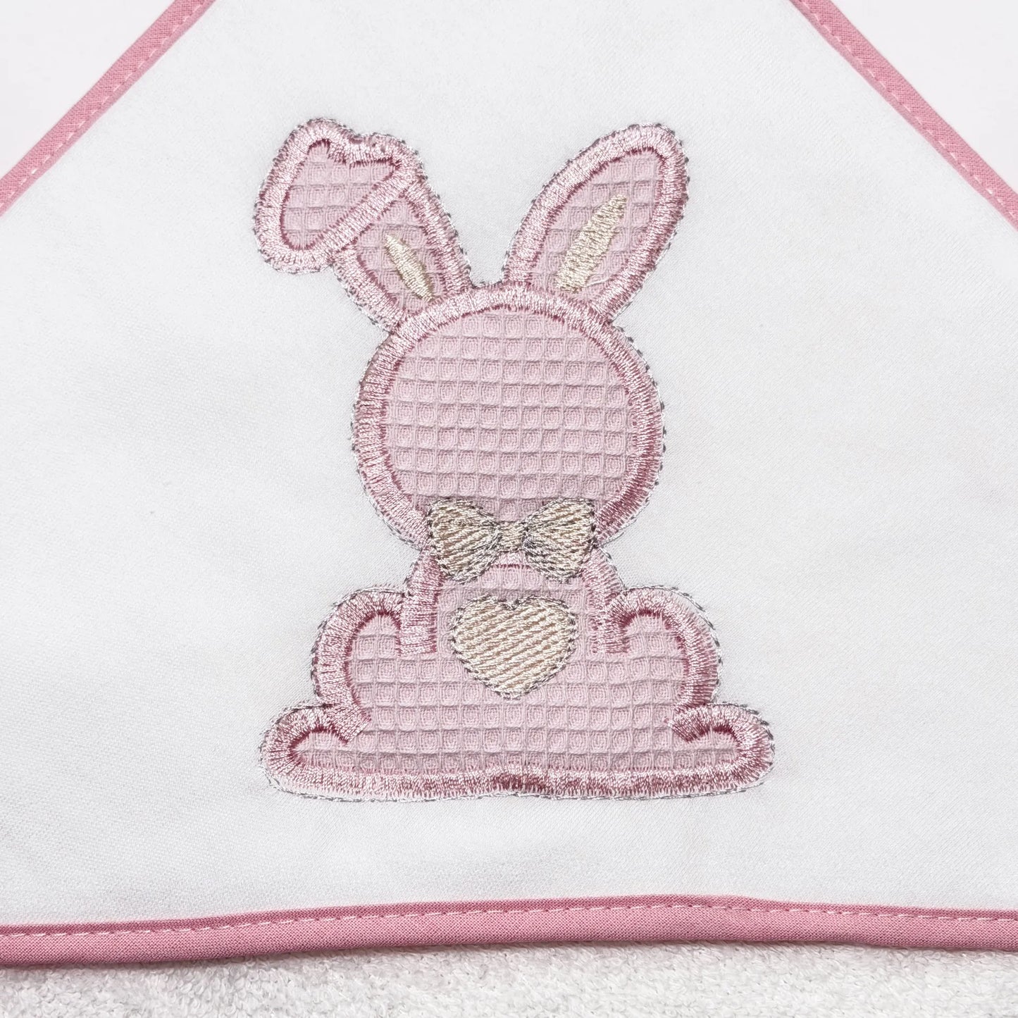 Pormenor de toalha com motivo coelho waffle rosa