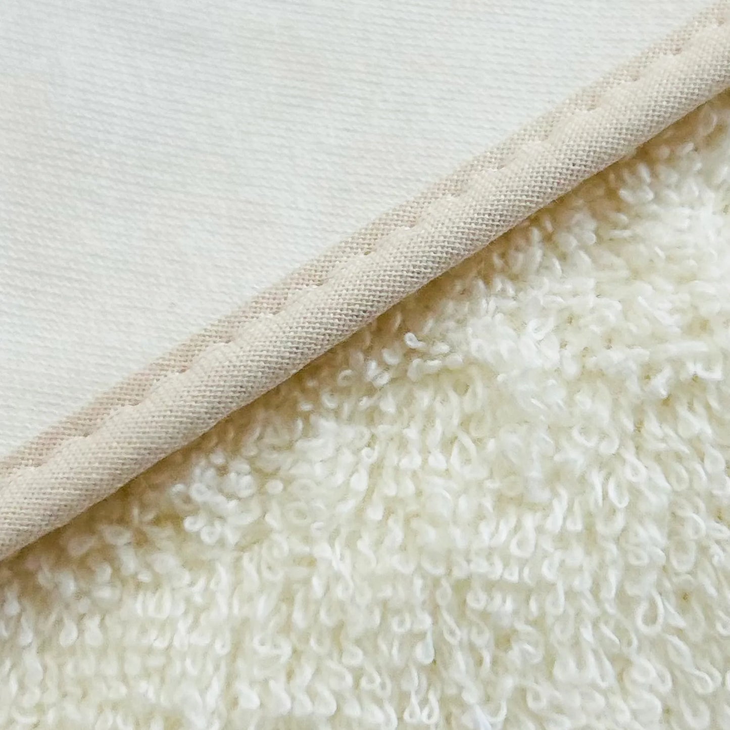 Pormenor de toalha com motivo coelhos tricot com laço pérola